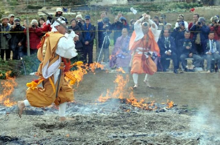 秋川不動尊火渡り