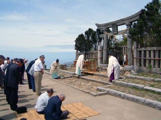 彌彦神社御神廟