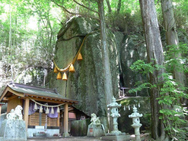 石割神社