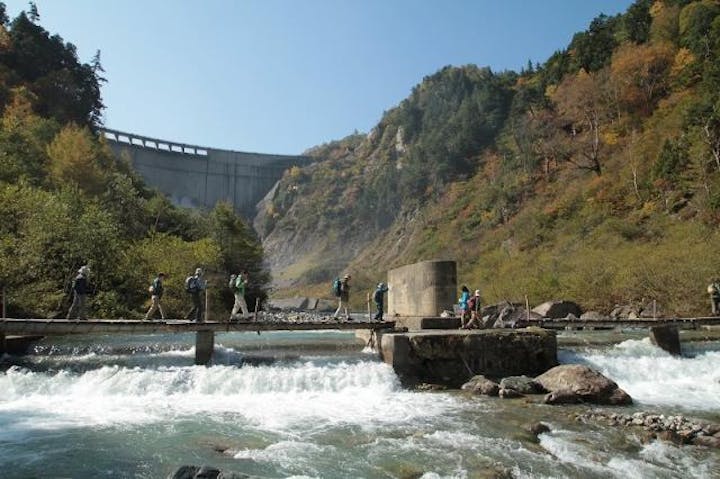黒部ダム河床トレッキングツアー