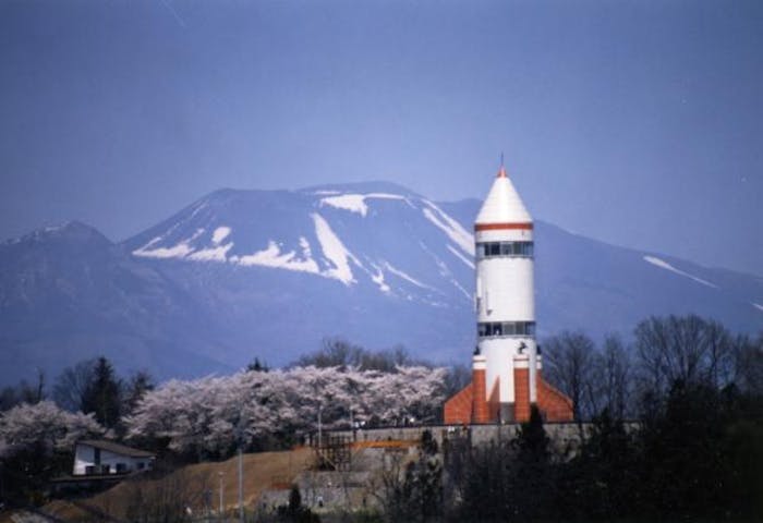 ロケット型展望台「コスモタワー」