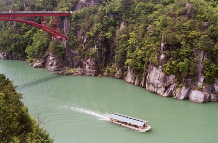 恵那峡屋形船紅傘
