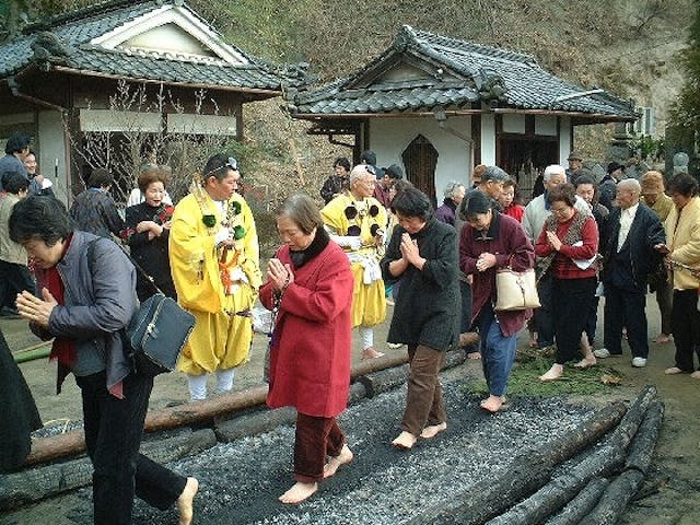 火渡り秘法（十輪院春の大祭）