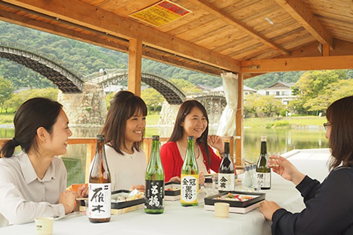 秋の錦帯橋「地酒舟」