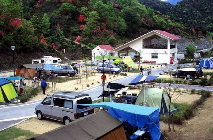 森と湖畔の公園オートキャンプ場