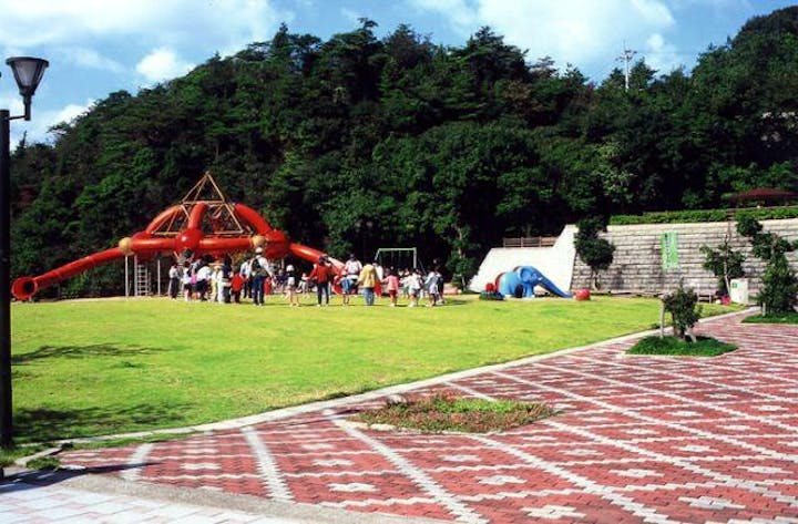 森と湖畔の公園中央広場