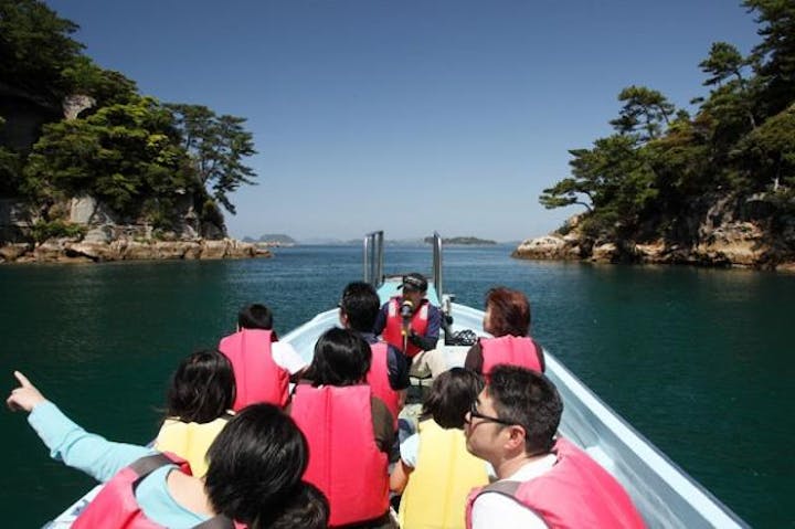 無人島上陸とエサやり体験クルーズ