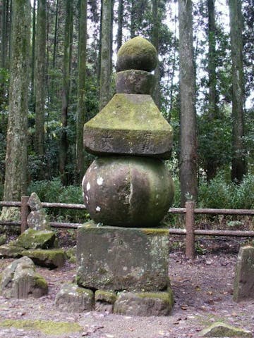 正応寺跡の石塔群