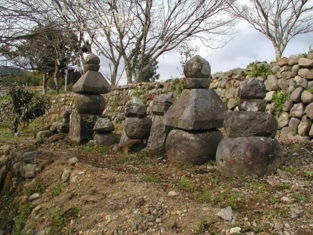 漆の永仁五輪塔（市史跡）