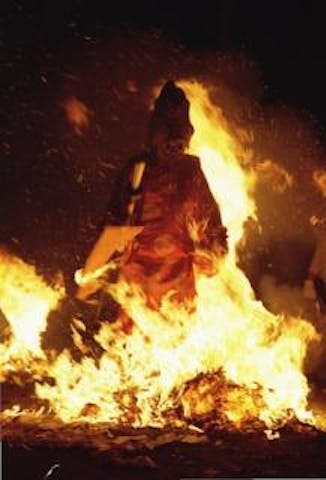 天狗の火渡り（美国神社例大祭）