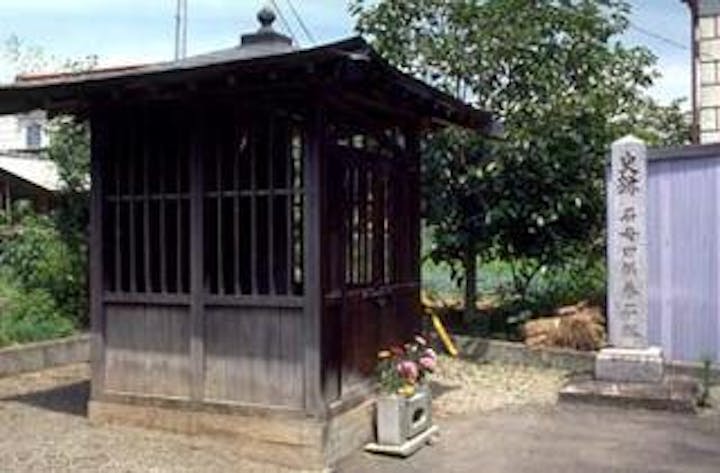 石母田供養石塔