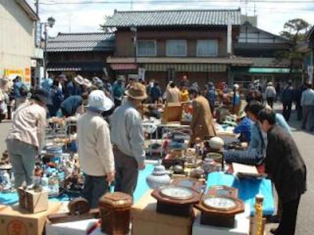 十輪寺えんま堂の骨董市