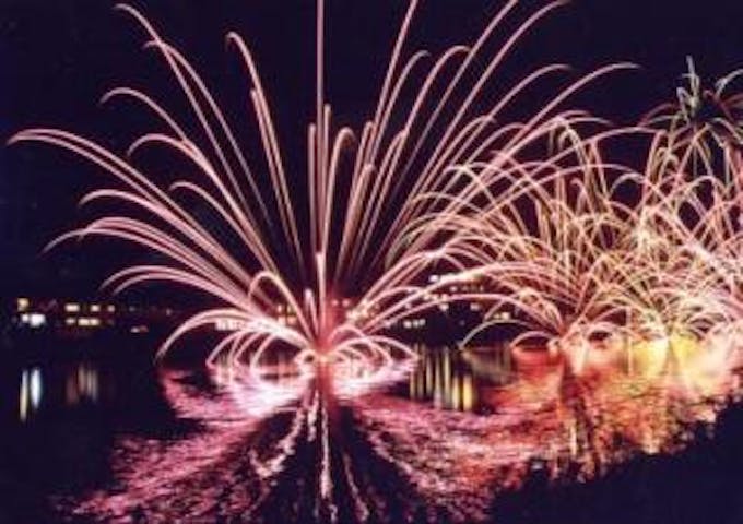 咲花温泉水中花火大会