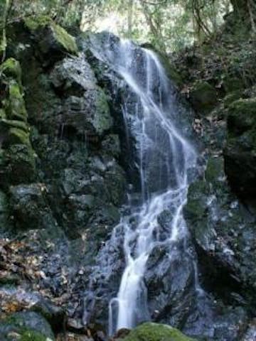 真禅寺の鍋倉の滝