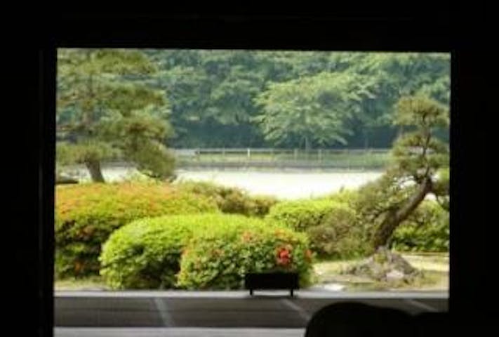 二宮家庭園「静勝園」とバラ園