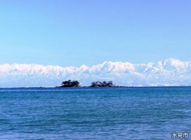 海越しに望む立山連峰