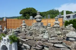 二尊院五輪塔（楊貴妃の墓）【アソビュー！】