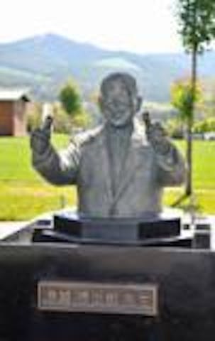 浪越徳治郎先生像