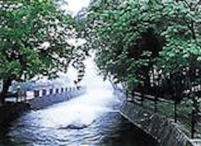 内川と遊歩道「学問の道」