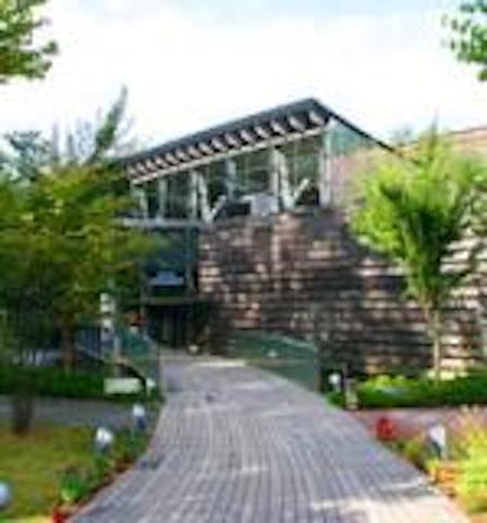 山梨県立富士湧水の里水族館（森の水族館）