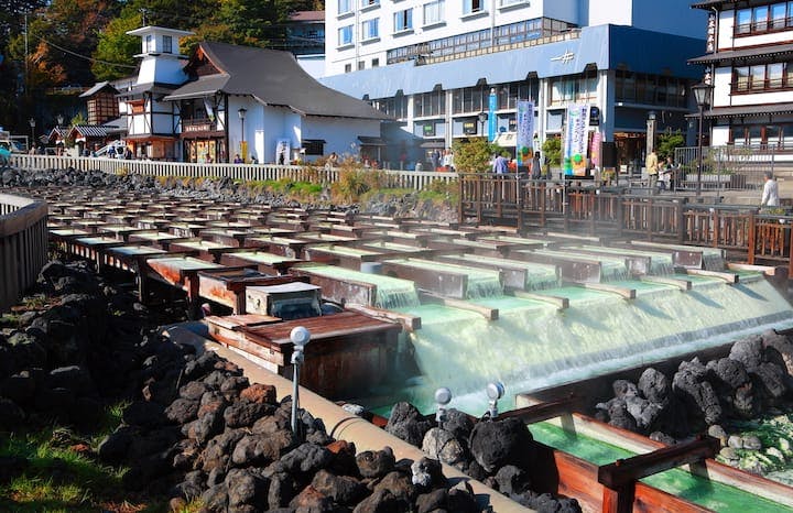 草津温泉　湯畑